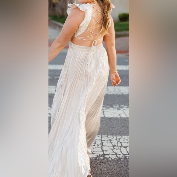 Elegant Cream Pleated Maxi Dress - Picture 2 of 3
